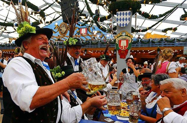 7. Münih'te yapılan gerçek Oktoberfest'in amacı,  artık var olmayan bir ülkenin ölü bir prensi için yapılan bir düğündür.