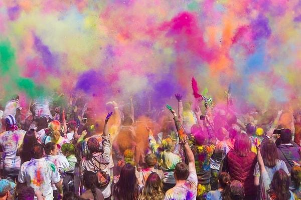 13. Hindistan ve Nepal'de Holi ismi verilen insanların birbirilerine renkli tozlar fırlattığı bir gün bulunur.