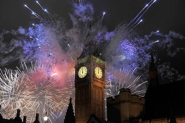 17. İngiltere'de Guy Fawkes Gecesi isimli bir kutlama vardır. Bu kutlamada çocuklar 'Guy için bir kuruş lütfen?' diyerek para toplar, insanlar kutlama yapar.