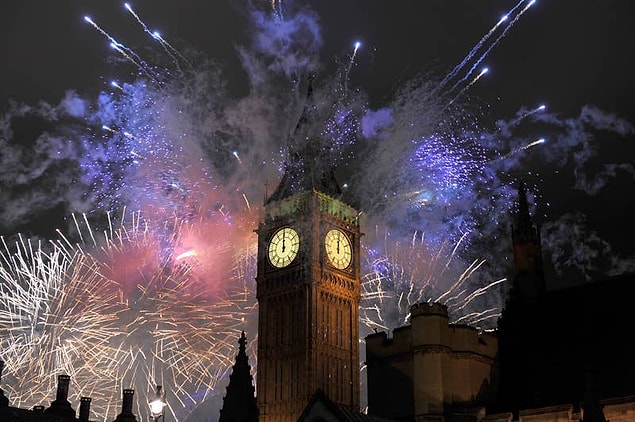 17. İngiltere'de Guy Fawkes Gecesi isimli bir kutlama vardır. Bu kutlamada çocuklar 'Guy için bir kuruş lütfen?' diyerek para toplar, insanlar kutlama yapar.