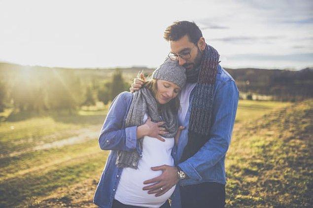 Bazı bilim insanları ise, Couvade Sendromu'nun erkeklerin eşleri hamileyken geçirdikleri bir dizi hormonal değişiklikten kaynaklanabileceğini iddia ediyorlar.