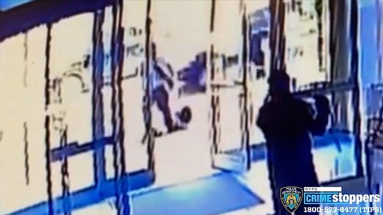 Asyalı Amerikalıların Haklarını Savunmak İçin Sokağa Çıkan 65 Yaşındaki Kadın Yumruklanıp Tekmelendi