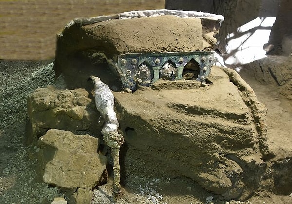 На фото изображена задняя часть колесницы с богато украшенным орнаментом, подчеркивающим ее церемониальное использование