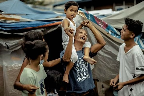 У пары шестеро детей, и последние несколько лет они живут в небольшой лачуге, которая была частью пустоши