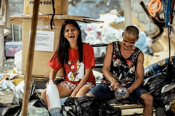 Они зарабатывают деньги, собирая выброшенный пластик для продажи, и в основном этого достаточно, чтобы покрыть расходы на еду в этот день