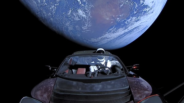 Starman’in nerede olduğunu anlık olarak takip eden whereisroadster (Roadster nerede) isimli siteye göre Roadster, Güneş etrafında 2 tam tur attı.