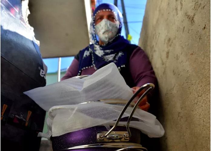 Helallik İsteyip Dolandırdılar: 'Teyze, Sen Bir Bardak Soğuk İç'