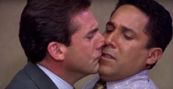 5. The Office dizisindeki bir sahnede Oscar Nuñez Steve Carrell'ın onu dudaklarından öpeceğinden habersizdi. Aynı şekilde ekibin geri kalanının da bundan haberi yoktu ve suratlarındaki şok ifadesi gerçekti.
