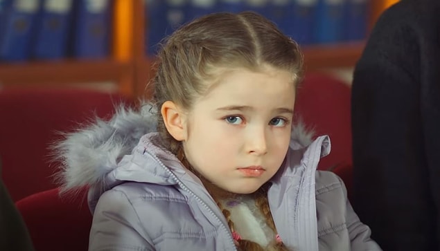 Uğur'un psikolojisinin bozuk, kendini tehlikeye atma yöneliminin yüksek olduğunu iddia ederek, biz Ömrüm'e aile sıcaklığında bakabiliyoruz diyerek vesayetini istiyorlar.