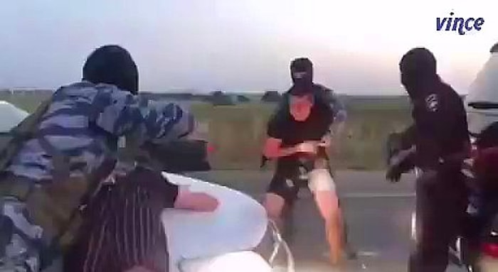 Daha Kötü Şaka Görmedim: Evlilik Teklifi Yapacağı Sevgilisinin Kafasına Silah Dayattıran Adam