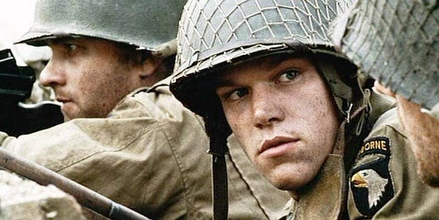 11. Er Ryan'ı Kurtarmak filmi için, Amerika'da kalan Matt Damon dışında tüm ana oyuncular 10 günlük zorlu bir eğitim kampına gönderildi. Matt'in kampa gönderilmeme sebebi diğer oyuncuların onun karakterine bilenmesi ve film boyunca karaktere olan düşmanlığın gerçekçi olabilmesiydi.