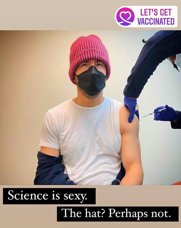 Instagram hesabında da aynı fotoğrafı paylaşıp 'Bilim baya seksi. Şapka? Muhtemelen değil.' yorumu yaptı.