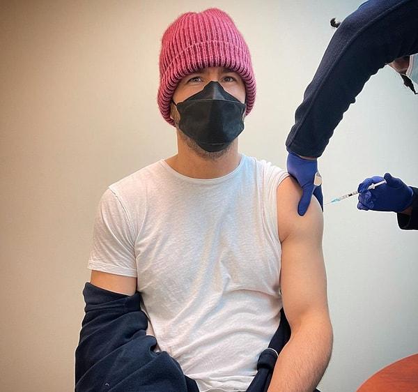 12. Dünyaca ünlü oyuncu Ryan Reynolds, koronavirüs aşısı olduğunu sosyal medya hesabında paylaştı!