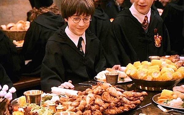 1. Harry Potter filminin giriş sahnesindeki masada bulunan yiyecekler günlerdir dışarda kalıyordu. Tüm oyuncular neredeyse kurtlanmış ve çok kötü kokan bu yemeklerin önünde oturmak zorunda kaldılar.