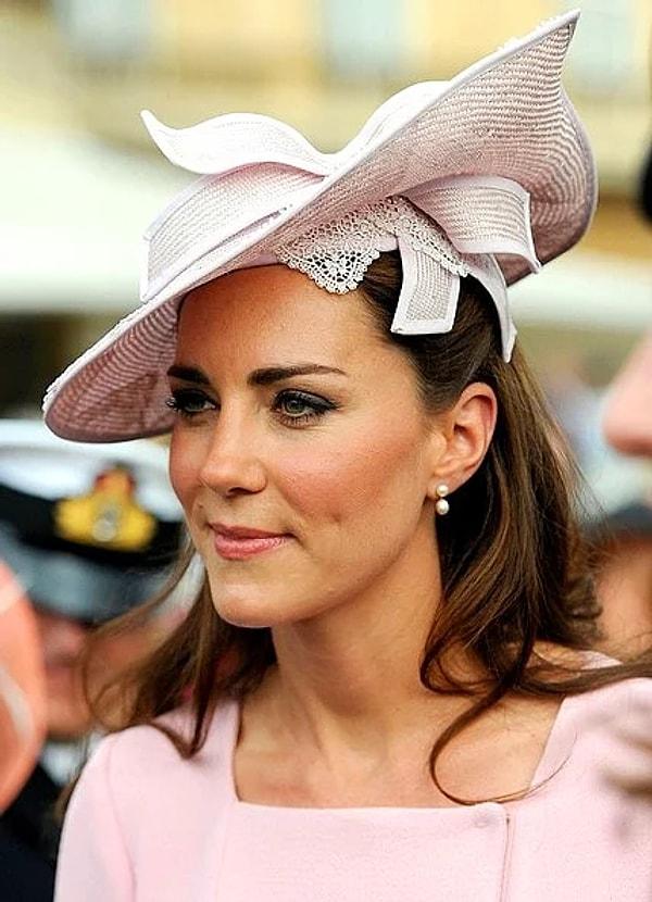 Sarayın verdiği en son bilgiye göre Galler Prensesi Kate Middleton'ın karnından ve rahminden geçirdiği ameliyat sonucu göreve ara vereceği gündeme gelmişti.