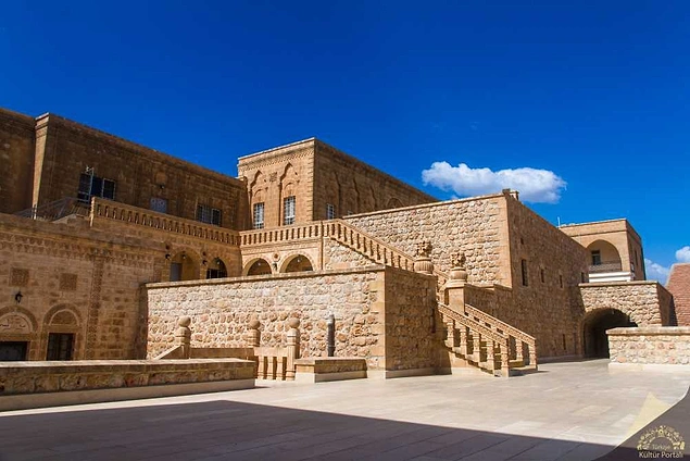 Bununla birlikte Midyat'ta bulunan ve temelleri 397 yılında iki Süryani rahip tarafından atılan Mor Gabriel Manastırı da Süryaniler için kutsaldır.