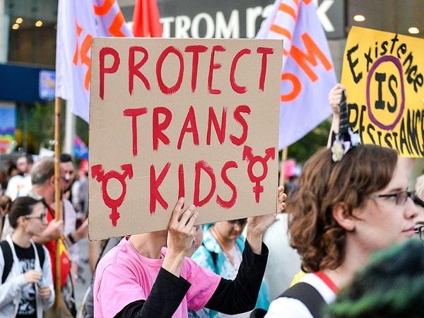 Ne trans çocuklar yoktur diyebiliriz, ne de cinsiyetinin farklı olduğunu beyan eden her çocuğu cinsiyet geçiş sürecine başlatabiliriz.