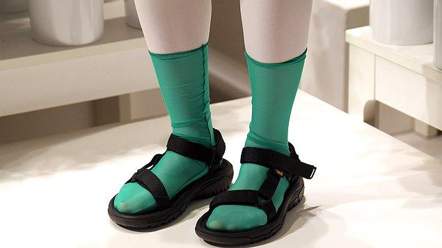 4. Şu an çok moda olsa da, çorapla sandalet giyme modasının hiç icat edilmemiş olmasını dileyen çok.