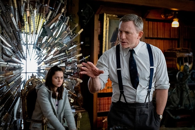 2. Netflix, Knives Out’un yayın haklarını 450 milyon dolara satın aldı. Devam filmlerinin yapımcılığını Netflix üstlenecek.