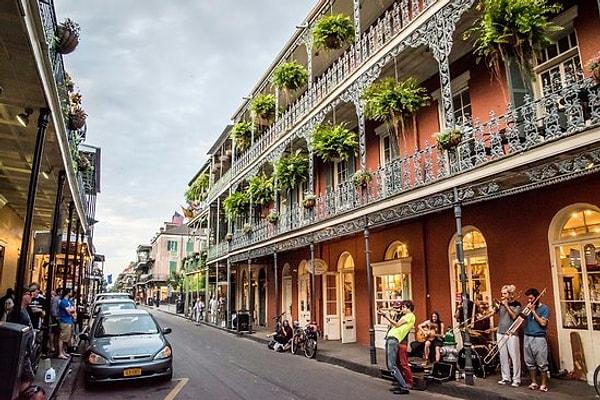 6. "Bazı insanlar New Orleans'ın farklı bir ülke olduğunu düşündüğünden... insanlar yerel halka Fransız Mahallesi'nin ne zaman kapandığını ve "orada yaşamak" (oyuncular gibi) için ne kadar para aldıklarını soruyorlar."