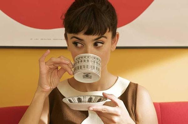 10. "Herkes, çay içerken buradaki insanların serçe parmağını kaldırdıklarını düşünüyor. Birleşik Krallık'ta kimse bunu yapmıyor! Bu sadece bir fincan çayı tutmayı tuhaf hale getirir."