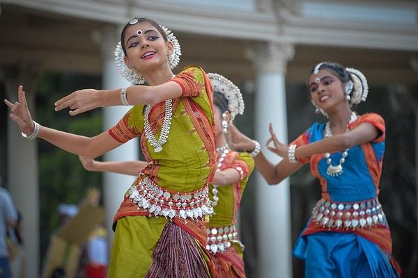 13. "Hindistan'ın çeşitliliği... Hindistan'ı ziyaret eden turistlerin her eyaletin birbirinden ne kadar farklı olduğunu görünce şok oldukları pek çok video gördüm. Tamamen farklı bir ülkeye geçmek gibi. Mutfak farklı, dil, elbiseler, evler... - farklı bölgeler için farklı klasik dans tarzları bile var. "