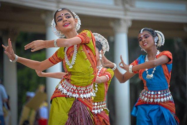 13. "Hindistan'ın çeşitliliği... Hindistan'ı ziyaret eden turistlerin her eyaletin birbirinden ne kadar farklı olduğunu görünce şok oldukları pek çok video gördüm. Tamamen farklı bir ülkeye geçmek gibi. Mutfak farklı, dil, elbiseler, evler... - farklı bölgeler için farklı klasik dans tarzları bile var. "