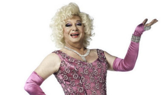 3. Temel olarak Drag Queenler kadın cinsel kimliği ile özdeşleşmiş her şeyi kıyafet ve makyajlarında olabilecek en abartı şeklinde kullanırlar.