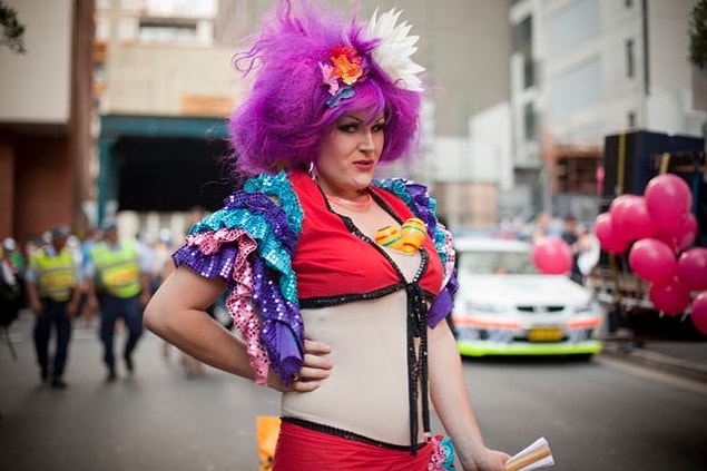 6. Drag Queen'leri sahnede dançı, şarkıcı, komedyen olarak, onur yürüyüşlerinde de eşcinsel hareketin içindeki simgesel önemlerinden dolayı görebilirsiniz.