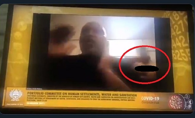 Siyasetçi, eşinin arkasında çıplak bir şekilde göründüğü fark etmedi.