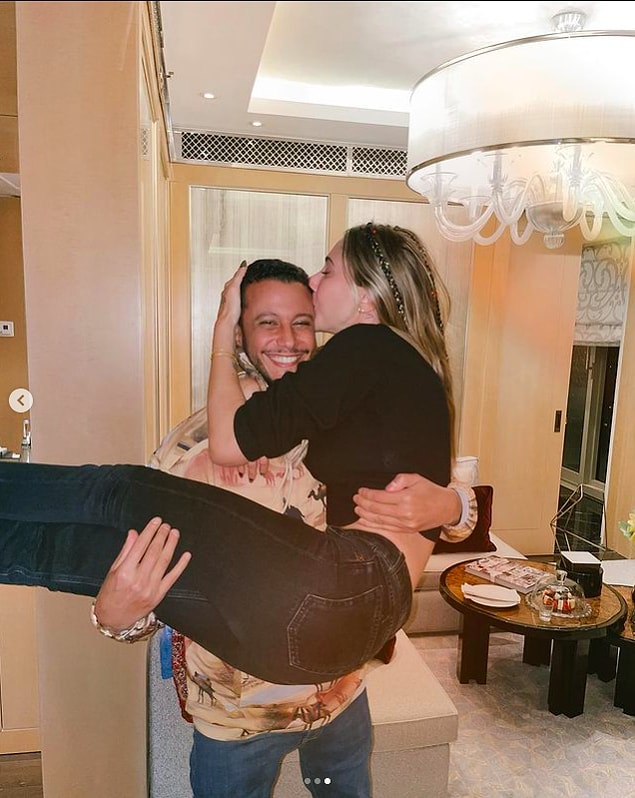 Birkaç gün sonra da Mısırlı sevgilisi Meedo, peşinden İstanbul'a geldi...