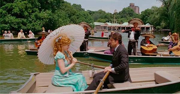 3. Central Park'ta bir kayık kiralayıp gezebilirsiniz ancak bu da filmlerdeki kadar romantik olmaz.