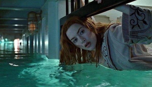 5. Titanik filminin çok yoğun bir programı olduğu için oyuncular tuvaletleri sırayla kullanmak zorunda kalıyorlardı. Ancak Kate Winslet tankın içindeki suya tuvaletini yapmak zorunda kaldığını söyledi.