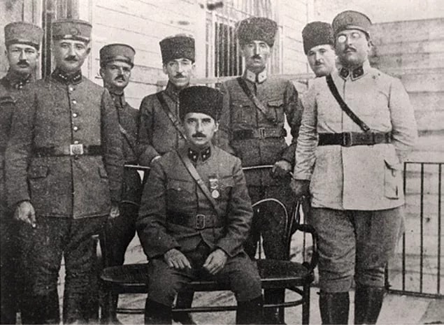 Biliyorsunuz ki 98 yıl önce Milli Mücadelenin hukuki onayı demek olan, Lozan Antlaşması temsilcimiz İsmet (İnönü) Paşa tarafından imzalandı.