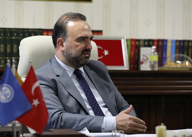 İki fotoğraf arasındaki farka bakacak olursak, Fatih Kurt'un saçları bir gece de çıkamayacağına göre kendisi de saç ektirmiş gibi gözüküyor değil mi?