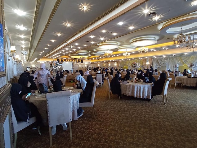 Saat 16.00'da başlayan düğün devam ediyor.