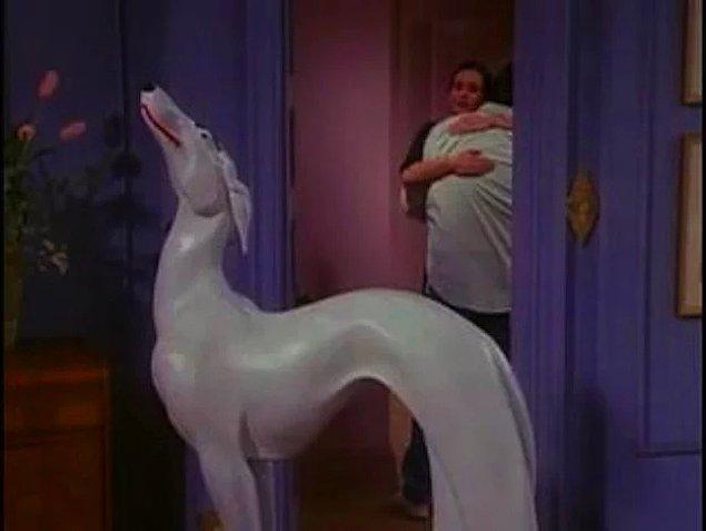 14. Dizide yer alan Joey’nin beyaz köpek heykeli Jennifer Aniston’a aitti.