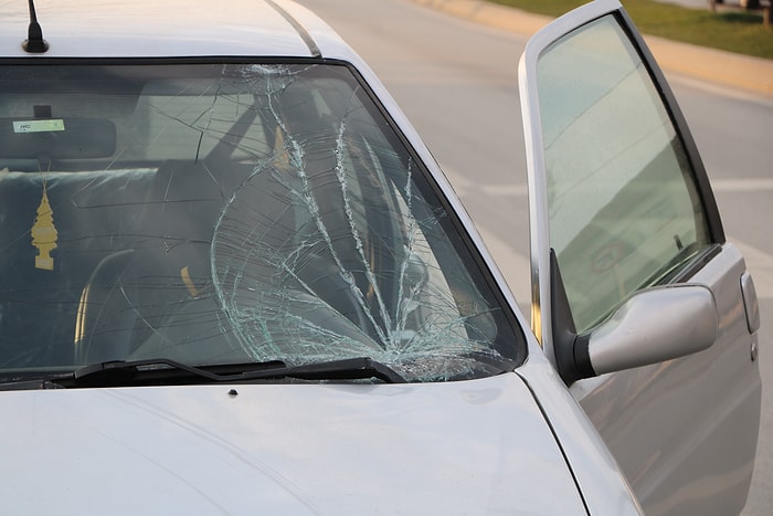 Otomobilin Önüne Atlayan Kişi, 'Ben Daha Ölmedim mi?' Diyerek Başka Bir Otomobilin Önüne Atladı