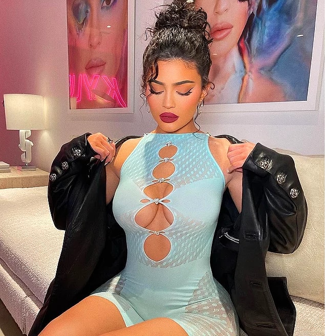 Kylie ise 15 yaşından beri ailesinden hiç para almadığını ve tüm servetini tek başına kazandığını söylüyor.