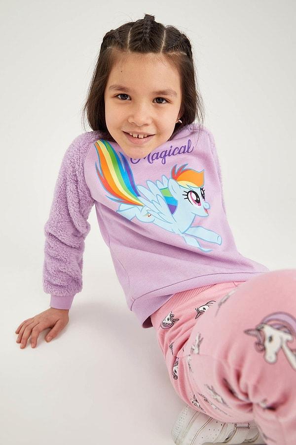 9. Benim çocukluğumda en bayıldığım karakterdi Pony'ler. My Little Pony temalı bu lila rengi sweatshirt'ü de çok ama çok beğendim.