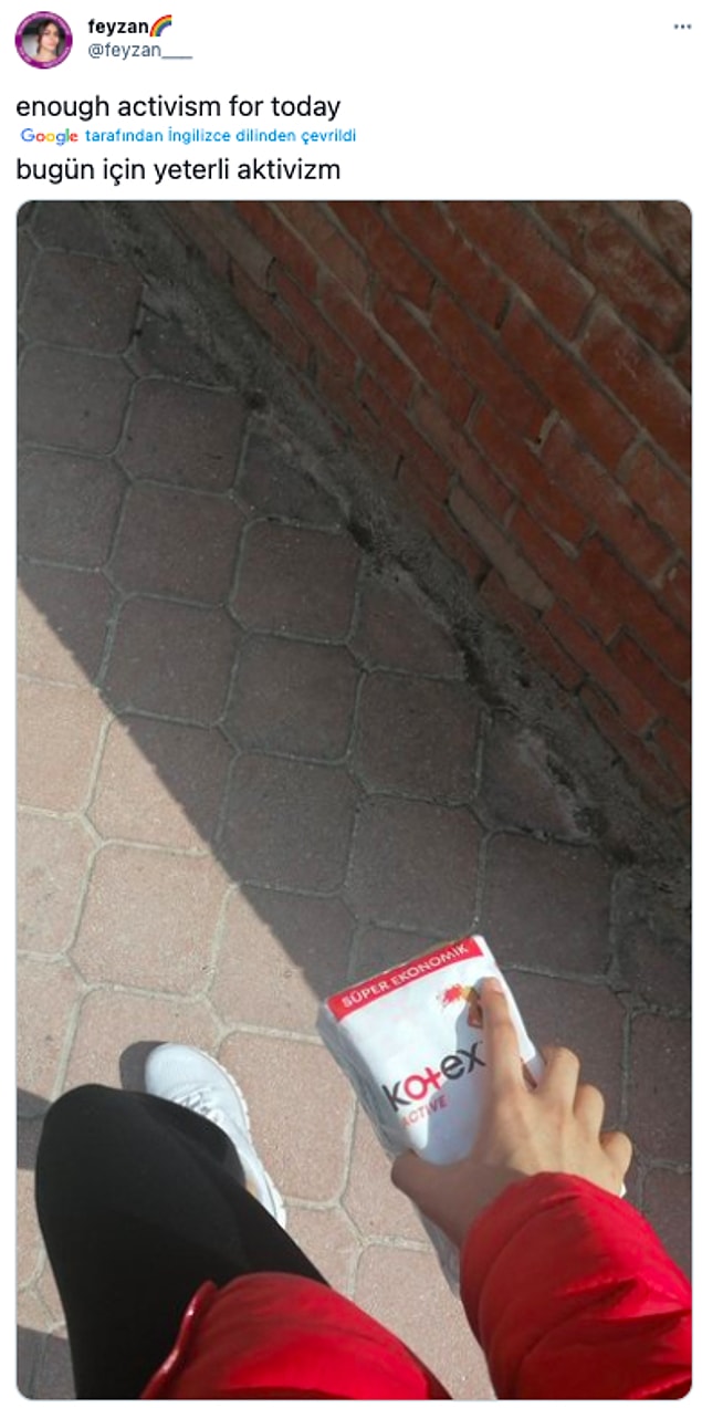 Twitter'da bir kullanıcı, dışarıda elinde ped taşıdığı anı paylaştı.