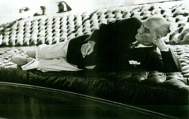 25 Temmuz 1938'de Dolmabahçe Sarayı'ndaki odasına taşınana kadar Savarona, Atatürk için yeni ikamet olur.
