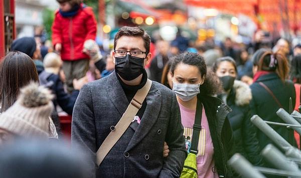 'Kalabalık ortamlarda çift maske takmak gerekiyor'