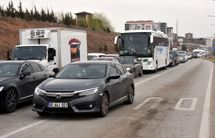 43 İlin Bağlantı Noktasında Trafik Kilitlendi