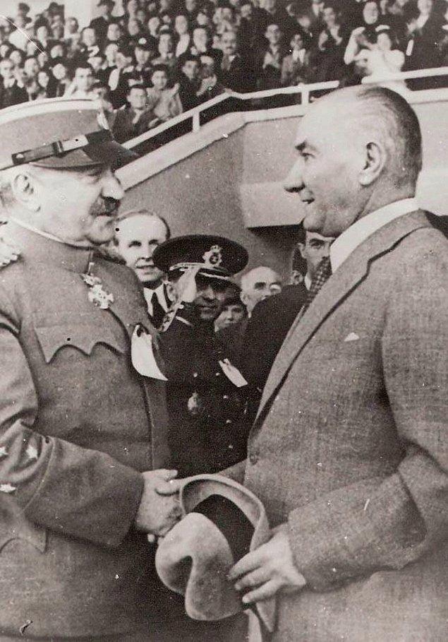 1. Dünya basınında Atatürk'ün çok hasta olduğu ve Hatay'ı savunacak durumunun olmadığı haberleri yer alıyordu. Bunun üzerine Atatürk, 18 Mayıs 1938 akşamı yaverini çağırarak "Yarın Mersin'e gidiyoruz." demişti.
