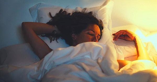 Hepimiz uyumayı çok seviyoruz, öyle değil mi? Peki ya size yastık kılıfınızda bir klozet kapağının üstündeki kadar bakteri olduğunu söylesem acaba eskisi kadar rahat uyuyabilir miydiniz?😱