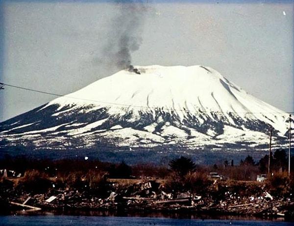 4. 1 Nisan Şaka Günü tarihinin en efsanevi şakalarından biri, Alaska'nın Sitka şehrindeki yanardağın patlamak üzere olduğunu tüm halka inandıran Oliver Bickar tarafından yapıldı.