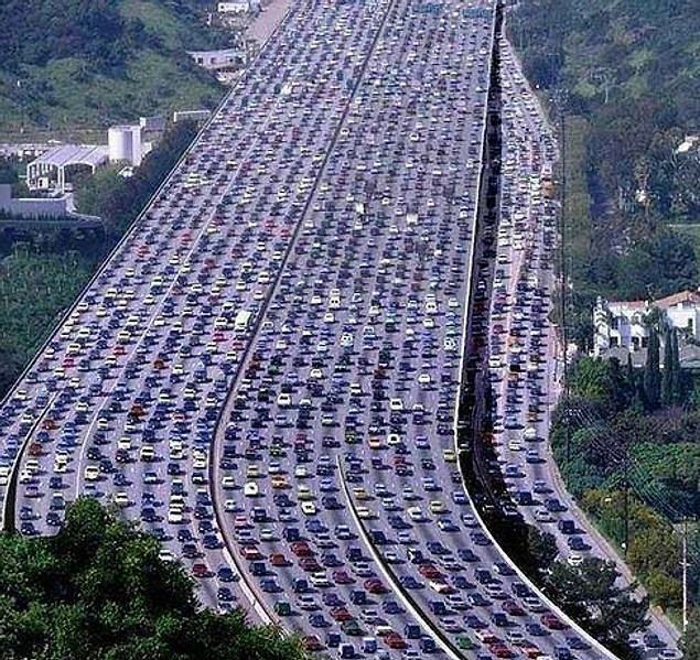 Pekin-Tibet arasındaki otobanda gerçekleşen bu trafik sıkışıklığı 120 kilometre uzunluğundaydı ve açılması 11 gün sürdü.