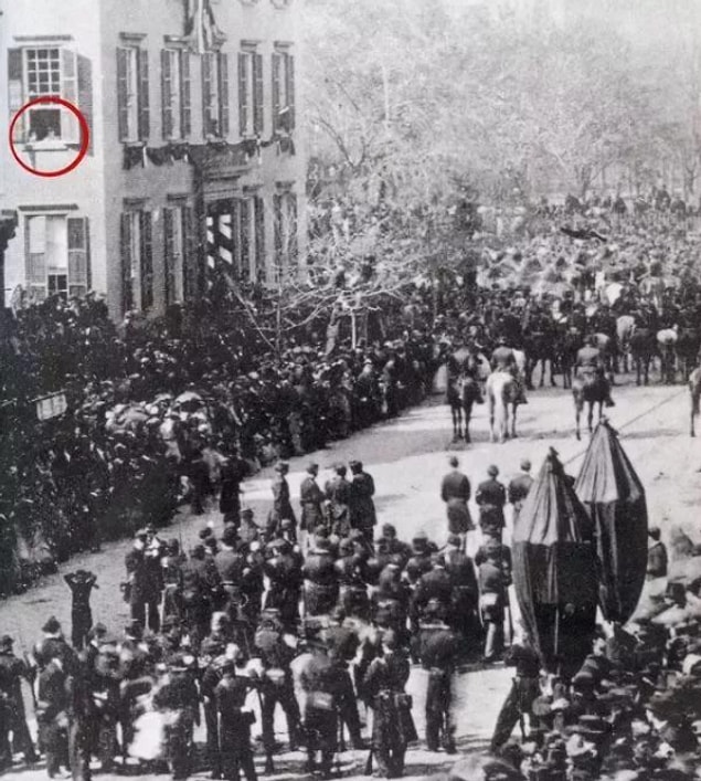 14. Sahte olduğunu düşünebilirsiniz ama bu fotoğraf aslında Abraham Lincoln'ün cenaze töreni alayı New York şehrindeki Cornelius Van Schaack Roosevelt'in yani Theodore Roosevelt'in babasının evinin önünden geçerken çekildi.