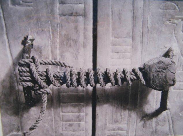 16. Bu, Kral Tutankamon'un mezarındaki üçüncü iç tapınağının 3200 yıldan uzun süredir kırılmamış mührüdür.